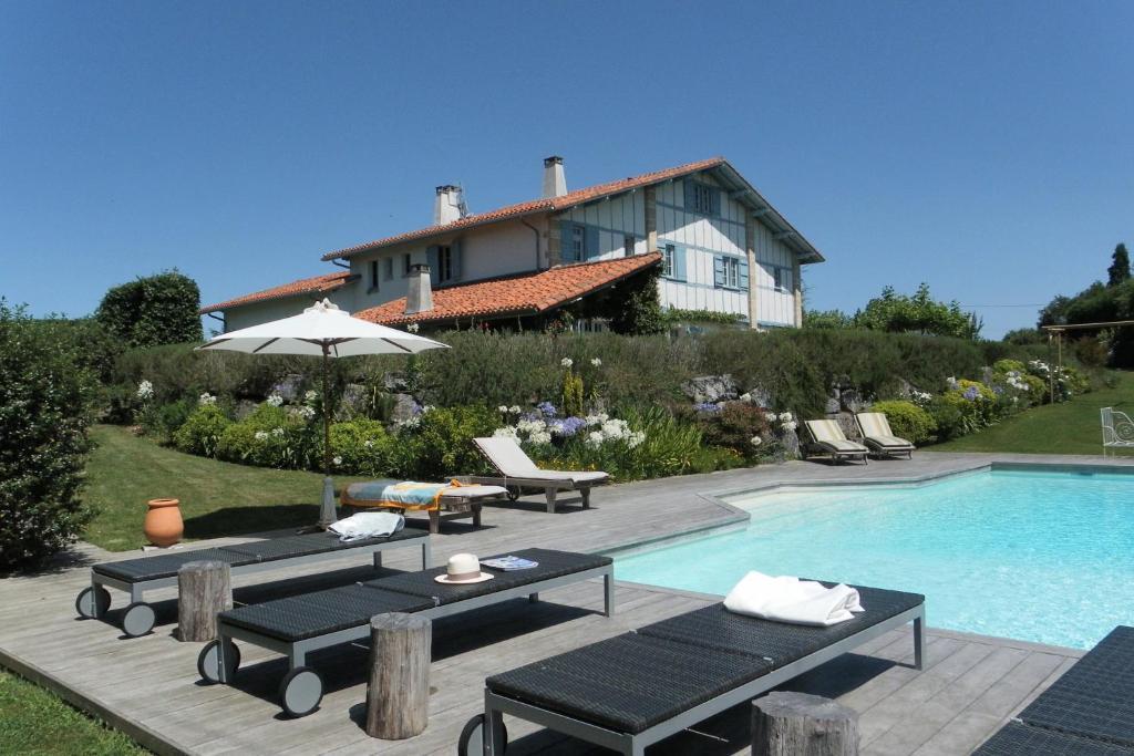 Les Volets Bleus Bed and Breakfast Arcangues Exteriör bild
