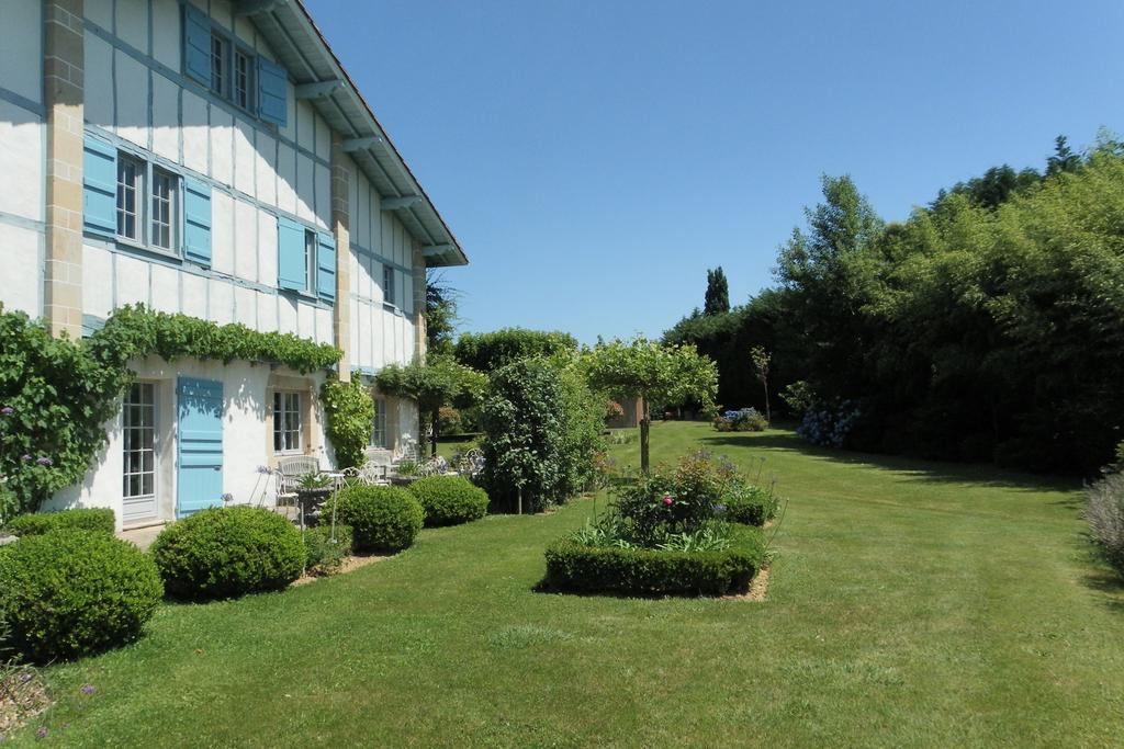 Les Volets Bleus Bed and Breakfast Arcangues Exteriör bild