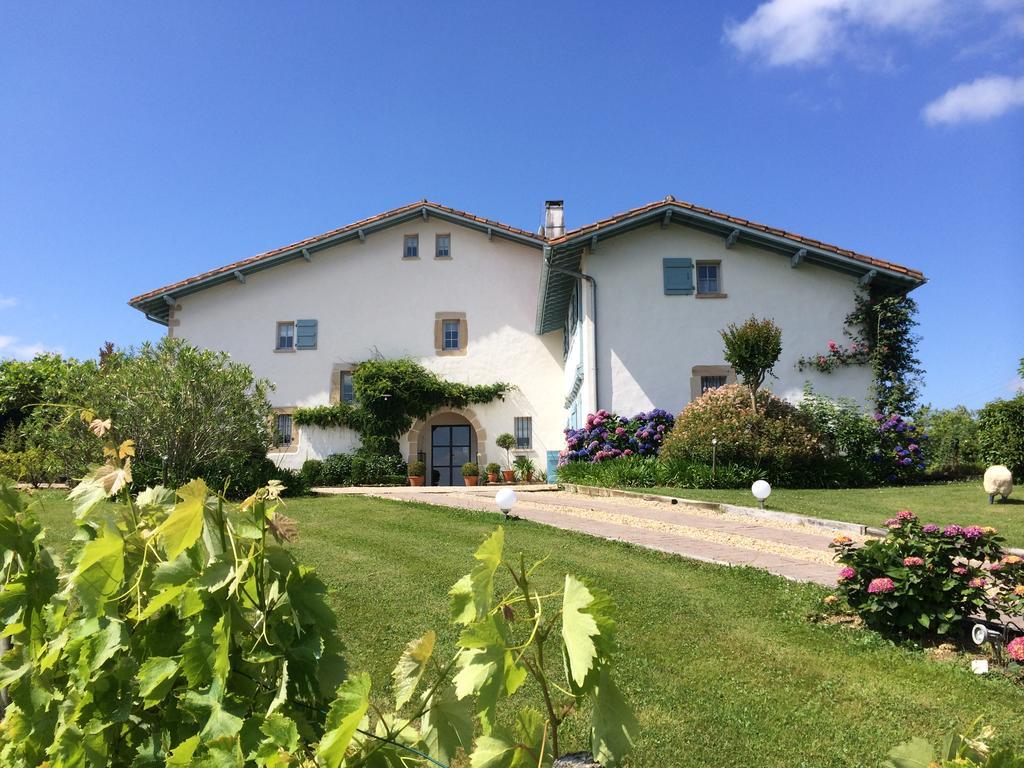 Les Volets Bleus Bed and Breakfast Arcangues Exteriör bild