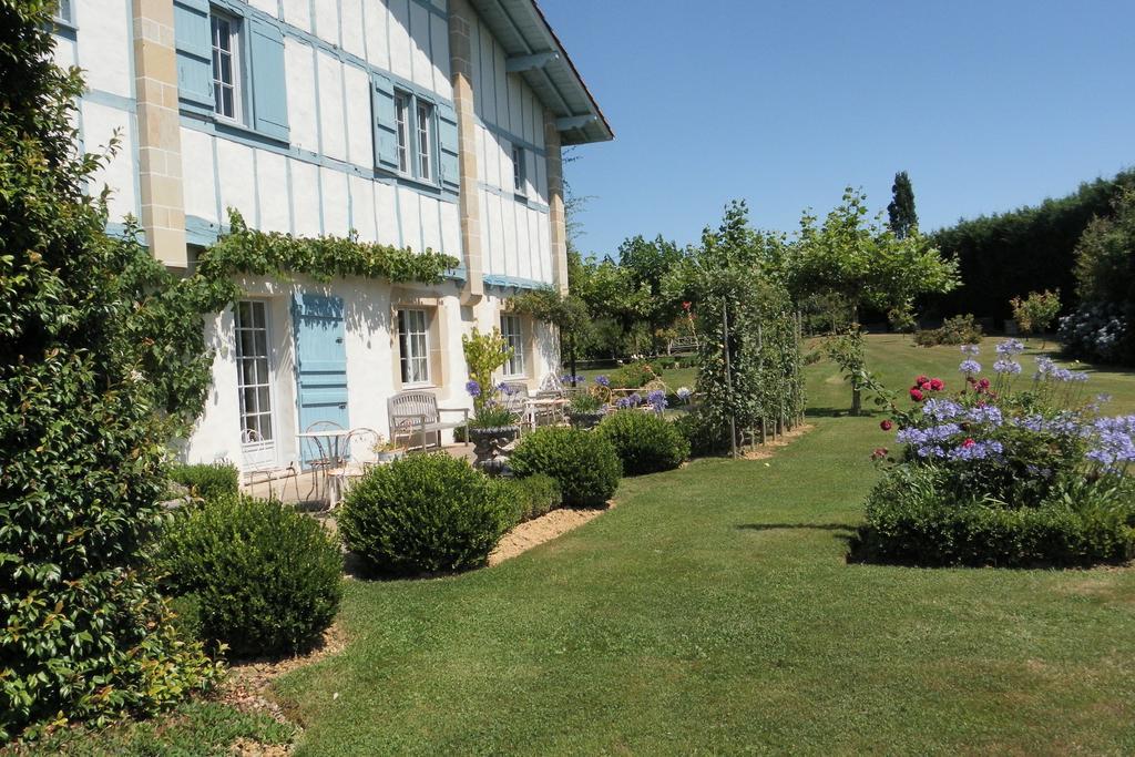 Les Volets Bleus Bed and Breakfast Arcangues Exteriör bild